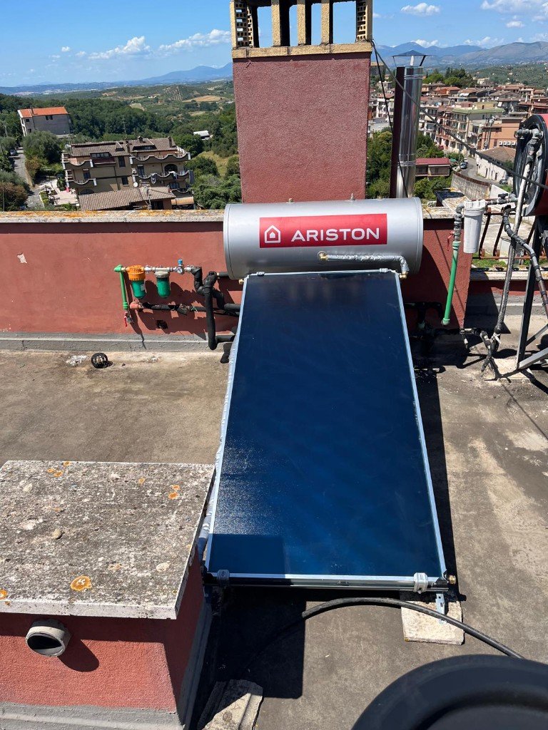 Pannello solare termico installato sul tetto